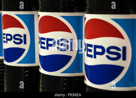 Kiew, Ukraine. 13 Sep, 2018. Reihe von Pepsi Cola Flaschen im Laden gesehen. Quelle: Igor Golovniov/SOPA Images/ZUMA Draht/Alamy leben Nachrichten Stockfoto