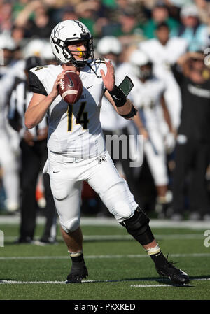 South Bend, Indiana, USA. 15 Sep, 2018. Vanderbilt Quarterback Kyle Shurmur (14) den Ball während der NCAA Football Spiel Action zwischen der Vanderbilt Commodores und die Notre Dame Fighting Irish im Notre Dame Stadium in South Bend, Indiana. Notre Dame besiegte Vanderbilt 22-17. Johann Mersits/CSM/Alamy leben Nachrichten Stockfoto