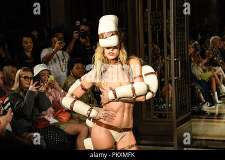 London, Großbritannien. 14. September 2018. Designer Pam Hogg Vitrinen ist neueste Kollektion Fashion Scout - SS19 am Freimaurer Hall, London, Großbritannien. 14. September 2018. Bild Capital/Alamy leben Nachrichten Stockfoto