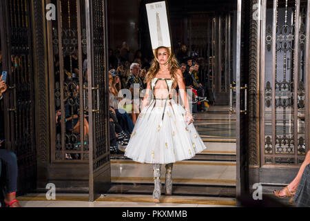 London, Großbritannien. 14. September 2018. Designer Pam Hogg Vitrinen ist neueste Kollektion Fashion Scout - SS19 am Freimaurer Hall, London, Großbritannien. 14. September 2018. Bild Capital/Alamy leben Nachrichten Stockfoto