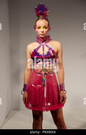 Ada Zanditon's Candy Land Fantasy Präsentation auf der Fashion Scout SS 19, Freimaurer Hall's, Covent Garden, London, UK, während der London Fashion Week. Ada Zanditon ist eine preisgekrönte Couture Designer und Absolvent der London Fashion College. Ihre Entwürfe haben getragen von Ariana Grande, Mariah Carey, Mohn, und Tinashe, unter anderen. Sie entwarf auch ein Fenster für Selfridge's Weihnachten 2015 wird angezeigt. Credit: Antony Nessel/Alamy leben Nachrichten Stockfoto