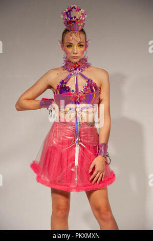 Ada Zanditon's Candy Land Fantasy Präsentation auf der Fashion Scout SS 19, Freimaurer Hall's, Covent Garden, London, UK, während der London Fashion Week. Ada Zanditon ist eine preisgekrönte Couture Designer und Absolvent der London Fashion College. Ihre Entwürfe haben getragen von Ariana Grande, Mariah Carey, Mohn, und Tinashe, unter anderen. Sie entwarf auch ein Fenster für Selfridge's Weihnachten 2015 wird angezeigt. Credit: Antony Nessel/Alamy leben Nachrichten Stockfoto