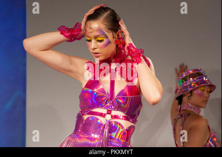 Ada Zanditon's Candy Land Fantasy Präsentation auf der Fashion Scout SS 19, Freimaurer Hall's, Covent Garden, London, UK, während der London Fashion Week. Ada Zanditon ist eine preisgekrönte Couture Designer und Absolvent der London Fashion College. Ihre Entwürfe haben getragen von Ariana Grande, Mariah Carey, Mohn, und Tinashe, unter anderen. Sie entwarf auch ein Fenster für Selfridge's Weihnachten 2015 wird angezeigt. Credit: Antony Nessel/Alamy leben Nachrichten Stockfoto