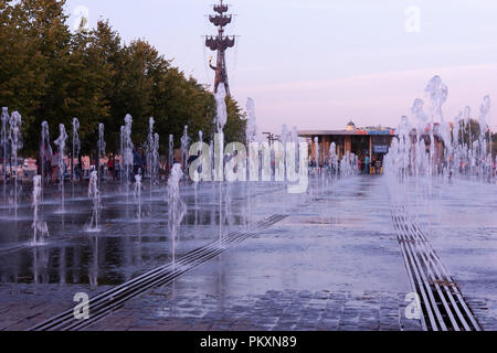 Moskau, Russland. 15. September 2018. Wetter in Moskau: Eine schöne, angenehm warmen Herbst Tag in Moskau. Es wird erwartet, dass ab morgen, kühlen und regnerischen Tagen beginnen wird. Die Menschen genießen einen schönen September abends zu Fuß rund um den Samstag Stadt. Credit: Tibesty/Alamy leben Nachrichten Stockfoto