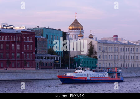 Moskau, Russland. 15. September 2018. Wetter in Moskau: Eine schöne, angenehm warmen Herbst Tag in Moskau. Es wird erwartet, dass ab morgen, kühlen und regnerischen Tagen beginnen wird. Die Menschen genießen einen schönen September abends zu Fuß rund um den Samstag Stadt. Credit: Tibesty/Alamy leben Nachrichten Stockfoto