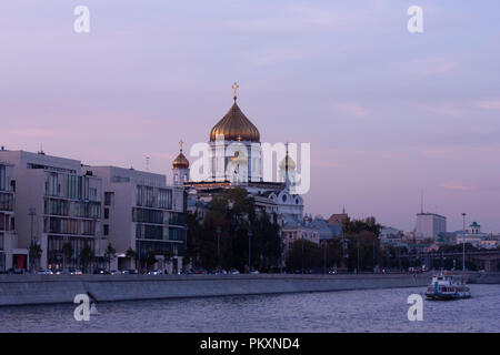 Moskau, Russland. 15. September 2018. Wetter in Moskau: Eine schöne, angenehm warmen Herbst Tag in Moskau. Es wird erwartet, dass ab morgen, kühlen und regnerischen Tagen beginnen wird. Die Menschen genießen einen schönen September abends zu Fuß rund um den Samstag Stadt. Credit: Tibesty/Alamy leben Nachrichten Stockfoto