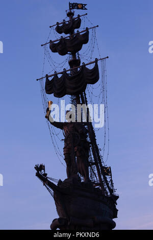 Moskau, Russland. 15. September 2018. Wetter in Moskau: Eine schöne, angenehm warmen Herbst Tag in Moskau. Es wird erwartet, dass ab morgen, kühlen und regnerischen Tagen beginnen wird. Die Menschen genießen einen schönen September abends zu Fuß rund um den Samstag Stadt. Credit: Tibesty/Alamy leben Nachrichten Stockfoto