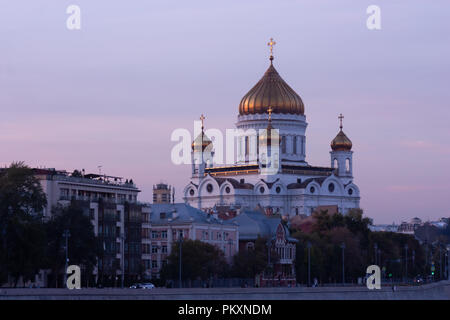 Moskau, Russland. 15. September 2018. Wetter in Moskau: Eine schöne, angenehm warmen Herbst Tag in Moskau. Es wird erwartet, dass ab morgen, kühlen und regnerischen Tagen beginnen wird. Die Menschen genießen einen schönen September abends zu Fuß rund um den Samstag Stadt. Credit: Tibesty/Alamy leben Nachrichten Stockfoto