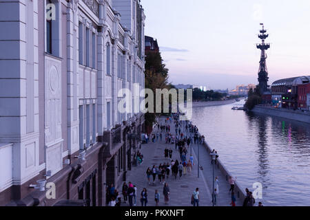 Moskau, Russland. 15. September 2018. Wetter in Moskau: Eine schöne, angenehm warmen Herbst Tag in Moskau. Es wird erwartet, dass ab morgen, kühlen und regnerischen Tagen beginnen wird. Die Menschen genießen einen schönen September abends zu Fuß rund um den Samstag Stadt. Credit: Tibesty/Alamy leben Nachrichten Stockfoto