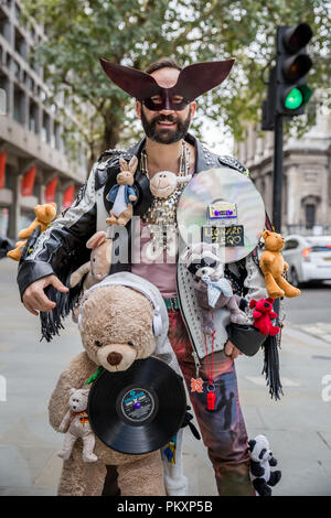 London, Großbritannien. 15. September 2018. London Fashion Week. Designer, Journalisten, Blogger und Mode Schüler kommen tragen individuelle Kreationen für die verschiedenen Veranstaltungen und Events. Credit: Guy Corbishley/Alamy leben Nachrichten Stockfoto