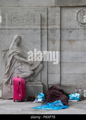 London, Großbritannien. 14. September, 2018. Eine grobe Sleeper und ihre Sachen während des Tages am Victoria Embankment. Credit: Guy Corbishley/Alamy leben Nachrichten Stockfoto