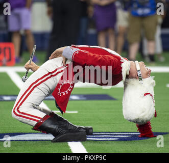 Arlington, Texas, USA. 15 Sep, 2018. Die Ohio State Tambourmajor Durchführung von pre-game: Hoss McBain/ZUMA Draht/Alamy leben Nachrichten Stockfoto