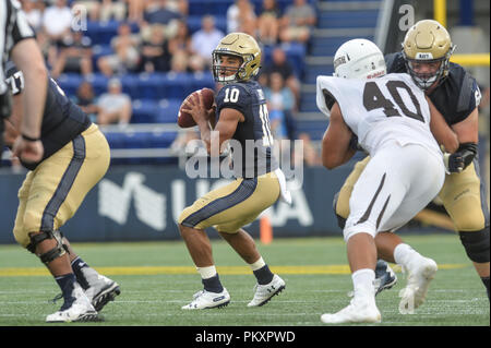 Annapolis, Maryland, USA. 15 Sep, 2018. Quarterback MALCOLM PERRY (10) fällt für ein Pass während des Spiels an navy-marine Kulturpflanzen Memorial Stadium in Annapolis, Maryland, statt. Credit: Amy Sanderson/ZUMA Draht/Alamy leben Nachrichten Stockfoto