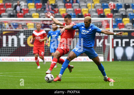 Düsseldorf, Deutschland. 15 Sep, 2018. Alfredo Morales (L, vorne) von Düsseldorf Mias mit Joelinton (R, vorne) von 1899 Hoffenheim beim Bundesligaspiel zwischen Fortuna Düsseldorf und die TSG 1899 Hoffenheim in der Esprit-Arena in Düsseldorf, Deutschland, am 15. September 2018. Düsseldorf gewann 2-1. Credit: Ulrich Hufnagel/Xinhua/Alamy leben Nachrichten Stockfoto