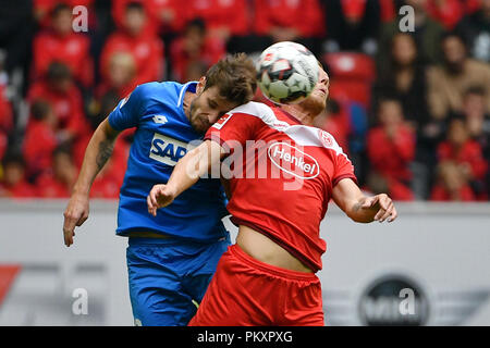 Düsseldorf, Deutschland. 15 Sep, 2018. Rouwen Hennings (R) von Düsseldorf Mias mit Havard Nordtveit von Hoffenheim beim Bundesligaspiel zwischen Fortuna Düsseldorf und die TSG 1899 Hoffenheim in der Esprit-Arena in Düsseldorf, Deutschland, am 15. September 2018. Düsseldorf gewann 2-1. Credit: Ulrich Hufnagel/Xinhua/Alamy leben Nachrichten Stockfoto