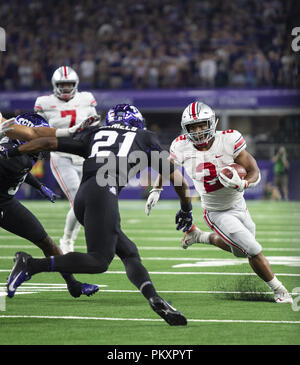 Arlington, Texas, USA. 15 Sep, 2018. Ohio State Player#2'' J.K. East'' RB versuchen, hinter TCU Spieler #21'' NOAH DANIELS'' CB Credit: Hoss McBain/ZUMA Draht/Alamy Leben Nachrichten zu erhalten Stockfoto