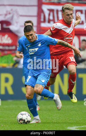 Düsseldorf, Deutschland. 15 Sep, 2018. Steven Zuber (vorne) von 1899 Hoffenheim konkurriert beim Bundesligaspiel zwischen Fortuna Düsseldorf und die TSG 1899 Hoffenheim in der Esprit-Arena in Düsseldorf, Deutschland, am 15. September 2018. Düsseldorf gewann 2-1. Credit: Ulrich Hufnagel/Xinhua/Alamy leben Nachrichten Stockfoto