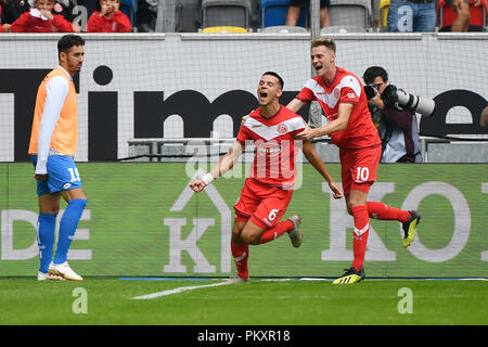 Düsseldorf, Deutschland. 15 Sep, 2018. Alfredo Morales (C) von Düsseldorf feiert nach zählen während dem Bundesligaspiel zwischen Fortuna Düsseldorf und die TSG 1899 Hoffenheim in der Esprit-Arena in Düsseldorf, Deutschland, am 15. September 2018. Düsseldorf gewann 2-1. Credit: Ulrich Hufnagel/Xinhua/Alamy leben Nachrichten Stockfoto