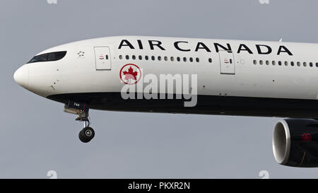 Richmond, British Columbia, Kanada. 2. Sep 2018. Eine Air Canada Boeing 777-300ER C-FIVX) wide-Body Jet Airliner Airborne auf kurze letzte Ansatz für die Landung. Credit: bayne Stanley/ZUMA Draht/Alamy leben Nachrichten Stockfoto