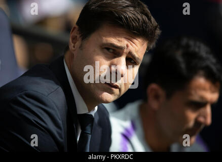 London, Großbritannien. 15 Sep, 2018. Tottenham Hotspur Manager Mauricio Pochettino Gesten vor der Englischen Premier League Match zwischen den Tottenham Hotspur und Liverpool im Wembley Stadion in London, Britain on Sept. 15, 2018. Liverpool gewann 2-1. Credit: Han Yan/Xinhua/Alamy leben Nachrichten Stockfoto