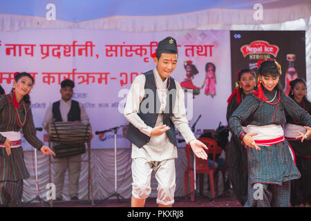 Kathmandu, Nepal. 15. September 2018. Nepalesische Tänzer Aqua-lounge kulturellen Tanz mit ihren traditionellen Newari Kleid während der Lakhe Dance Festival am Machhegaun in Kathmandu Nepal statt. Lakhes aus verschiedenen Teilen von Nepal in diesem Festival durchführen. Lakhe ist ein Dämon in der nepalesischen Kultur. Lakhe Tanz ist einer der populärsten Tänze von Nepal. Darsteller tragen eines Lakhe Kostüm und Maske durchführen Tänzen auf den Straßen und während des Festivals. Credit: Nabaraj Regmi/Alamy leben Nachrichten Stockfoto