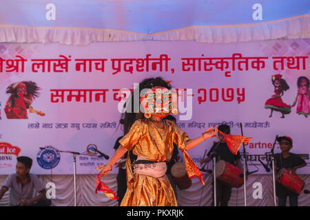 Kathmandu, Nepal - Sep 15,2018: Lakhe Tänzerin Durchführung entsprechend ihrer Kultur während der Lakhe Dance Festival gehalten an Machhegaun in Kathmandu Nepal. Lakhes aus verschiedenen Teilen von Nepal sind in diesem Festival. Lakhe ist ein Dämon in der nepalesischen Kultur. Lakhe Tanz ist einer der populärsten Tänze von Nepal. Darsteller tragen eines Lakhe Kostüm und Maske durchführen Tänzen auf den Straßen und während des Festivals. Credit: Nabaraj Regmi/Alamy leben Nachrichten Stockfoto
