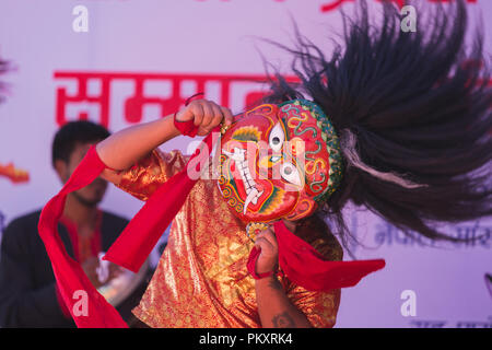 Kathmandu, Nepal - Sep 15,2018: Lakhe Tänzerin Durchführung entsprechend ihrer Kultur während der Lakhe Dance Festival gehalten an Machhegaun in Kathmandu Nepal. Lakhes aus verschiedenen Teilen von Nepal sind in diesem Festival. Lakhe ist ein Dämon in der nepalesischen Kultur. Lakhe Tanz ist einer der populärsten Tänze von Nepal. Darsteller tragen eines Lakhe Kostüm und Maske durchführen Tänzen auf den Straßen und während des Festivals. Credit: Nabaraj Regmi/Alamy leben Nachrichten Stockfoto