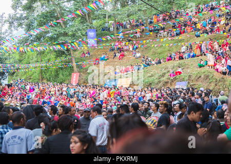 Kathmandu, Nepal. 15. September 2018. Nepalesische Menschen beobachten Lakhe Dance Festival am Machhegaun in Kathmandu Nepal statt. Lakhes aus verschiedenen Teilen von Nepal in diesem Festival durchführen. Lakhe ist ein Dämon in der nepalesischen Kultur. Lakhe Tanz ist einer der populärsten Tänze von Nepal. Darsteller tragen eines Lakhe Kostüm und Maske durchführen Tänzen auf den Straßen und während des Festivals. Credit: Nabaraj Regmi/Alamy leben Nachrichten Stockfoto