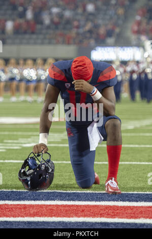 Tucson, Arizona, USA. 15 Sep, 2018. Arizona Quarterback KHALIL TATE (14) dauert einen Moment nach dem Laufen auf das Feld für das Spiel gegen Südutah Samstag, Sept. 15, 2018, at Arizona Stadium in Tucson, Arizona. Credit: Jeff Braun/ZUMA Draht/Alamy leben Nachrichten Stockfoto