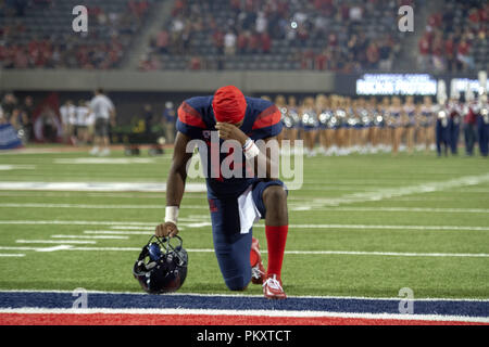 Tucson, Arizona, USA. 15 Sep, 2018. Arizona Quarterback KHALIL TATE (14) dauert einen Moment nach dem Laufen auf das Feld für das Spiel gegen Südutah Samstag, Sept. 15, 2018, at Arizona Stadium in Tucson, Arizona. Credit: Jeff Braun/ZUMA Draht/Alamy leben Nachrichten Stockfoto