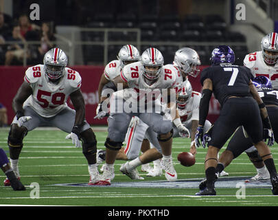 Arlington, Texas, USA. 15 Sep, 2018. Ohio Zustand grosse Offensive Line #59'' Jesaja Prince ''OL. Und # 78 ''Demetrius Knox''OL Schutz der Kugel. Credit: Hoss McBain/ZUMA Draht/Alamy leben Nachrichten Stockfoto