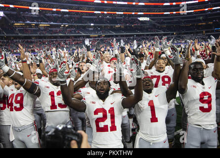 Arlington, Texas, USA. 15 Sep, 2018. Spieler und Fans singen der Ohio State song Kämpfen. Credit: Hoss McBain/ZUMA Draht/Alamy leben Nachrichten Stockfoto