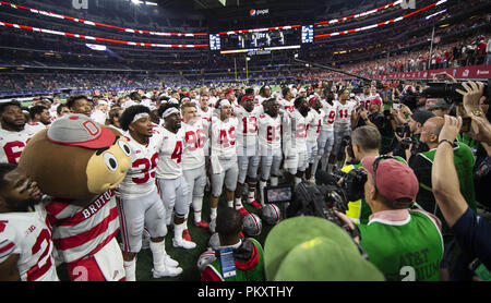 Arlington, Texas, USA. 15 Sep, 2018. Spieler und Fans singen der Ohio State song Kämpfen. Credit: Hoss McBain/ZUMA Draht/Alamy leben Nachrichten Stockfoto