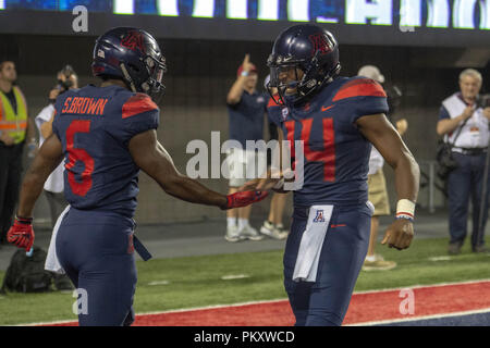 Tucson, Arizona, USA. 15 Sep, 2018. Arizona Empfänger SHUN BRAUN (06) feiert einen Touchdown mit Arizona KHALIL TATE (14) gegen Südutah Samstag, Sept. 15, 2018, at Arizona Stadium in Tucson, Arizona. Credit: Jeff Braun/ZUMA Draht/Alamy leben Nachrichten Stockfoto