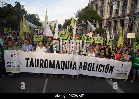 Madrid, Spanien. 15 Sep, 2018. Anti Stierkampf Demonstranten gesehen halten ein Banner während des Protestes. Tausende Aktivisten demonstrieren das Ende der Stierkampf in Madrid zu verlangen. Die Demonstration begann mit einem Taschentuch in die Puerta de Sol und ein Protest im Zentrum von Madrid. Die Demonstration wurde einberufen durch den animalier Partei Spaniens (PACMA) und durch Politiker wie die niederländische Europaabgeordnete Anja Hazekamp und der Portugiesischen stellvertretenden André Silva besucht. Credit: Lito Lizana/SOPA Images/ZUMA Draht/Alamy leben Nachrichten Stockfoto