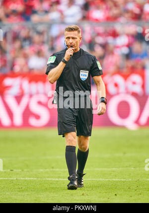 München, Deutschland. 15. September 2018. Schiedsrichter Tobias WELZ mit Pfiff, Gesten, zeigt, Schiedsrichter, die individuelle Handlung, FC BAYERN MÜNCHEN - Bayer 04 Leverkusen 3-1 - DFL-Bestimmungen verbieten die Verwendung von Fotografien als BILDSEQUENZEN und/oder quasi-VIDEO - 1. Deutsche Fussball Liga, München, 15. September 2018, Saison 2018/2019, Spieltag 4 © Peter Schatz/Alamy leben Nachrichten Stockfoto