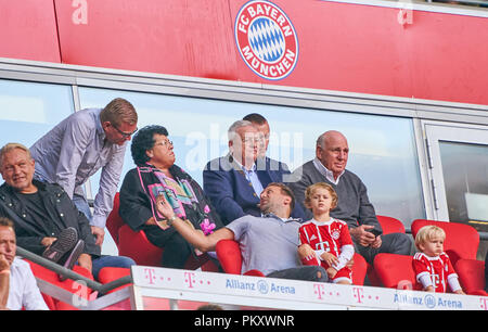 München, Deutschland. 15. September 2018. Dr. Martin Winterkorn, VW-Chef Ex Vorstandsvorsitzender, mit Frau Anita, Dieter Hoeneß, FC BAYERN MÜNCHEN - Bayer 04 Leverkusen 3-1 - DFL-Bestimmungen verbieten die Verwendung von Fotografien als BILDSEQUENZEN und/oder quasi-VIDEO - 1. Deutsche Fussball Liga, München, 15. September 2018, Saison 2018/2019, Spieltag 4 © Peter Schatz/Alamy leben Nachrichten Stockfoto