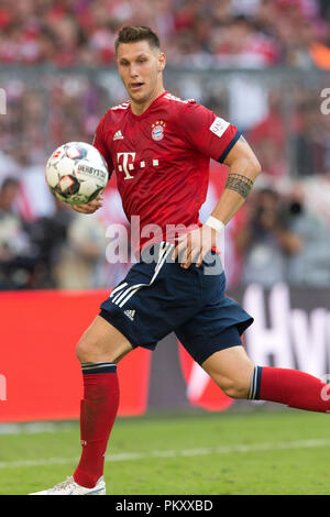 München, Deutschland. 15. September 2018. München, Deutschland. 15 Sep, 2018. Niklas Suele (FCB) auf der Kugel, Single Action GES/fussball/1. Bundesliga: Bayern München - Bayer 04 Leverkusen, 15.09.2018 Fußball: 1.Liga: FC Bayern München gegen Bayer 04 Leverkusen, München, 15. September 2018 | Verwendung der weltweiten Kredit: dpa/Alamy Leben Nachrichten Quelle: dpa Picture alliance/Alamy leben Nachrichten Stockfoto
