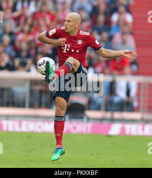 München, Deutschland. 15. September 2018. München, Deutschland. 15 Sep, 2018. Arjen Robben (FCB) auf der Kugel, Single Action GES/fussball/1. Bundesliga: Bayern München - Bayer 04 Leverkusen, 15.09.2018 Fußball: 1.Liga: FC Bayern München gegen Bayer 04 Leverkusen, München, 15. September 2018 | Verwendung der weltweiten Kredit: dpa/Alamy Leben Nachrichten Quelle: dpa Picture alliance/Alamy leben Nachrichten Stockfoto