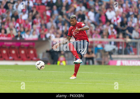 München, Deutschland. 15. September 2018. München, Deutschland. 15 Sep, 2018. Jerome Boateng (FCB) auf der Kugel, Single Action GES/fussball/1. Bundesliga: Bayern München - Bayer 04 Leverkusen, 15.09.2018 Fußball: 1.Liga: FC Bayern München gegen Bayer 04 Leverkusen, München, 15. September 2018 | Verwendung der weltweiten Kredit: dpa/Alamy Leben Nachrichten Quelle: dpa Picture alliance/Alamy leben Nachrichten Stockfoto