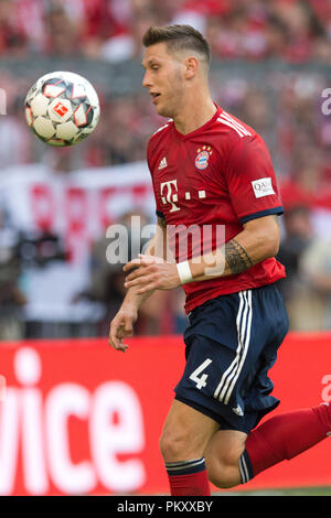 München, Deutschland. 15. September 2018. München, Deutschland. 15 Sep, 2018. Niklas Suele (FCB) auf der Kugel, Single Action GES/fussball/1. Bundesliga: Bayern München - Bayer 04 Leverkusen, 15.09.2018 Fußball: 1.Liga: FC Bayern München gegen Bayer 04 Leverkusen, München, 15. September 2018 | Verwendung der weltweiten Kredit: dpa/Alamy Leben Nachrichten Quelle: dpa Picture alliance/Alamy leben Nachrichten Stockfoto