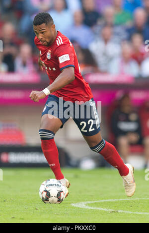 München, Deutschland. 15. September 2018. München, Deutschland. 15 Sep, 2018. Serge Gnabry (FCB) auf der Kugel, Single Action GES/fussball/1. Bundesliga: Bayern München - Bayer 04 Leverkusen, 15.09.2018 Fußball: 1.Liga: FC Bayern München gegen Bayer 04 Leverkusen, München, 15. September 2018 | Verwendung der weltweiten Kredit: dpa/Alamy Leben Nachrichten Quelle: dpa Picture alliance/Alamy leben Nachrichten Stockfoto