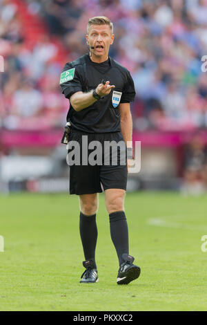 München, Deutschland. 15. September 2018. München, Deutschland. 15 Sep, 2018. Schiedsrichter Tobias Welz GES/Fußball/1. Bundesliga: Bayern München - Bayer 04 Leverkusen, 15.09.2018 Fußball: 1.Liga: FC Bayern München gegen Bayer 04 Leverkusen, München, 15. September 2018 | Verwendung der weltweiten Kredit: dpa/Alamy Leben Nachrichten Quelle: dpa Picture alliance/Alamy leben Nachrichten Stockfoto