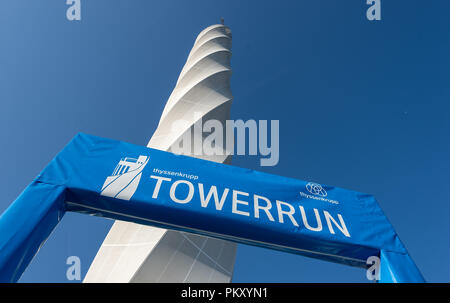 Rottweil, Deutschland. 16.September 2018. 'Towerrun' ist ein Transparent vor dem Test Turm. Rund 700 Läufer an Deutschlands höchstem Treppe run gestartet, im Test Turm. Die Thyssenkrupp test Turm, im Jahr 2017 erbaute und 1390 Schritte und die höchste öffentliche Besucher Plattform in Deutschland bei 232 Meter. Foto: Daniel Maurer/dpa Quelle: dpa Picture alliance/Alamy leben Nachrichten Stockfoto