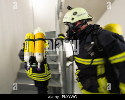 Rottweil, Deutschland. 16.September 2018. Feuerwehrleute in voller Ausrüstung gehen Sie die Schritte aus dem Test Turm während der Treppe laufen. Rund 700 Läufer an Deutschlands höchstem Treppe run gestartet, im Test Turm. Die Thyssenkrupp test Turm, im Jahr 2017 erbaute und 1390 Schritte und die höchste öffentliche Besucher Plattform in Deutschland bei 232 Meter. Foto: Daniel Maurer/dpa Quelle: dpa Picture alliance/Alamy Leben Nachrichten Quelle: dpa Picture alliance/Alamy Leben Nachrichten Quelle: dpa Picture alliance/Alamy Leben Nachrichten Quelle: dpa Picture alliance/Alamy leben Nachrichten Stockfoto