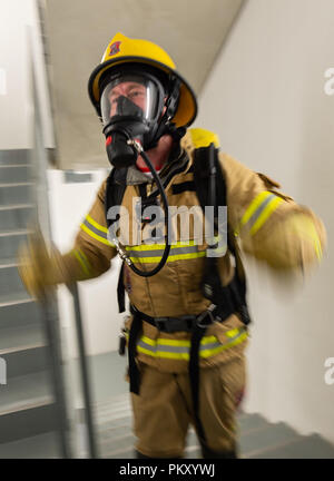 Rottweil, Deutschland. 16.September 2018. Ein Feuerwehrmann in voller Ausrüstung Wanderungen bis die Schritte aus dem Test Turm während der Treppe laufen. Rund 700 Läufer an Deutschlands höchstem Treppe run gestartet, im Test Turm. Die Thyssenkrupp test Turm, im Jahr 2017 erbaute und 1390 Schritte und die höchste öffentliche Besucher Plattform in Deutschland bei 232 Meter. Foto: Daniel Maurer/dpa Quelle: dpa Picture alliance/Alamy Leben Nachrichten Quelle: dpa Picture alliance/Alamy Leben Nachrichten Quelle: dpa Picture alliance/Alamy Leben Nachrichten Quelle: dpa Picture alliance/Alamy leben Nachrichten Stockfoto