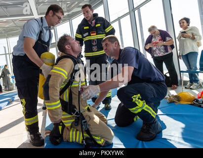 Rottweil, Deutschland. 16.September 2018. Feuerwehrleute kümmern sich um einen Kollegen, nachdem er den Test Turm in voller Ausrüstung während der Treppe laufen geklettert ist. Rund 700 Läufer an Deutschlands höchstem Treppe run gestartet, im Test Turm. Die Thyssenkrupp test Turm, im Jahr 2017 erbaute und 1390 Schritte und die höchste öffentliche Besucher Plattform in Deutschland bei 232 Meter. Foto: Daniel Maurer/dpa Quelle: dpa Picture alliance/Alamy Leben Nachrichten Quelle: dpa Picture alliance/Alamy Leben Nachrichten Quelle: dpa Picture alliance/Alamy Leben Nachrichten Quelle: dpa Picture alliance/Alamy leben Nachrichten Stockfoto