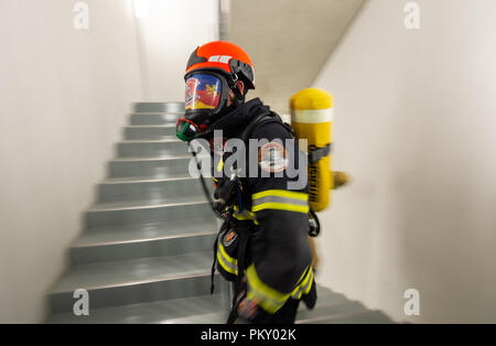 Rottweil, Deutschland. 16.September 2018. Ein Feuerwehrmann in voller Ausrüstung Wanderungen bis die Schritte aus dem Test Turm während der Treppe laufen. Rund 700 Läufer an Deutschlands höchstem Treppe run gestartet, im Test Turm. Die Thyssenkrupp test Turm, im Jahr 2017 erbaute und 1390 Schritte und die höchste öffentliche Besucher Plattform in Deutschland bei 232 Meter. Foto: Daniel Maurer/dpa Quelle: dpa Picture alliance/Alamy Leben Nachrichten Quelle: dpa Picture alliance/Alamy Leben Nachrichten Quelle: dpa Picture alliance/Alamy Leben Nachrichten Quelle: dpa Picture alliance/Alamy leben Nachrichten Stockfoto