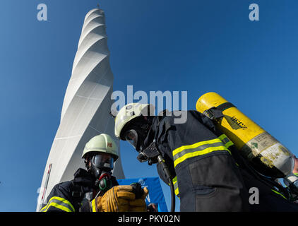 Rottweil, Deutschland. 16.September 2018. Feuerwehrmänner in vollem Outfit für Ihr Treppenhaus laufen vor dem Test Turm vorbereiten. Rund 700 Läufer an Deutschlands höchstem Treppe run gestartet, im Test Turm. Die Thyssenkrupp test Turm, im Jahr 2017 erbaute und 1390 Schritte und die höchste öffentliche Besucher Plattform in Deutschland bei 232 Meter. Foto: Daniel Maurer/dpa Quelle: dpa Picture alliance/Alamy Leben Nachrichten Quelle: dpa Picture alliance/Alamy Leben Nachrichten Quelle: dpa Picture alliance/Alamy Leben Nachrichten Quelle: dpa Picture alliance/Alamy leben Nachrichten Stockfoto