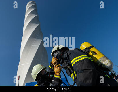 Rottweil, Deutschland. 16.September 2018. Feuerwehrmänner in vollem Outfit für Ihr Treppenhaus laufen vor dem Test Turm vorbereiten. Rund 700 Läufer an Deutschlands höchstem Treppe run gestartet, im Test Turm. Die Thyssenkrupp test Turm, im Jahr 2017 erbaute und 1390 Schritte und die höchste öffentliche Besucher Plattform in Deutschland bei 232 Meter. Foto: Daniel Maurer/dpa Quelle: dpa Picture alliance/Alamy Leben Nachrichten Quelle: dpa Picture alliance/Alamy Leben Nachrichten Quelle: dpa Picture alliance/Alamy Leben Nachrichten Quelle: dpa Picture alliance/Alamy leben Nachrichten Stockfoto